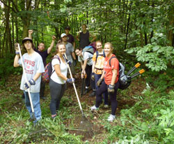 Bénévoles au travail dans la réserve naturelle des Montagnes-Vertes (c) Katimavik 2011